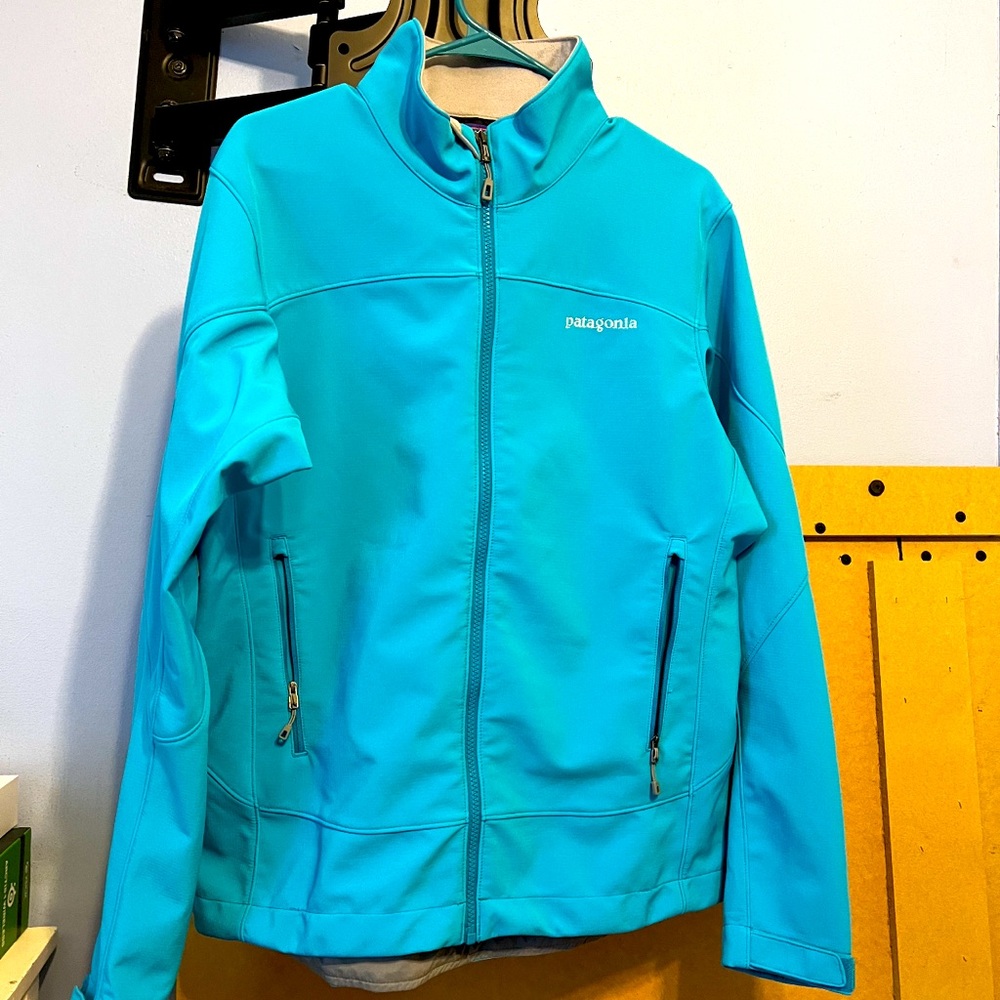 Patagonia windbreaker jacket. Excellent condition.